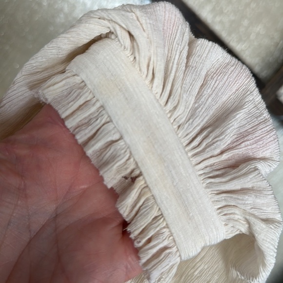 Alexis
Ivory Posey Top
Size M - Picture 14 of 15